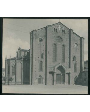Grande fotografia della facciata della chiesa di San Francesco a Bologna