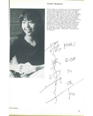 Pagina estratta da pubblicazione del Teatro alla Scala con autografo della violinista in scrittura giapponese